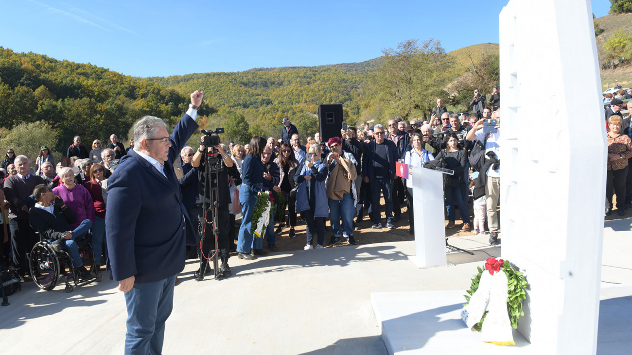 ΚΚΕ: Μνημείο στον ομαδικό τάφο ανταρτών του ΔΣΕ στο χωριό Κώττα  Οφειλόμενη τιμή απέναντι στους ήρωες