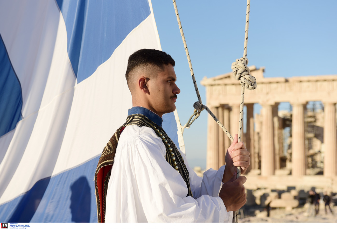 28η Οκτωβρίου: Η έπαρση της ελληνικής σημαίας στον Ιερό Βράχο της Ακρόπολης  Δείτε εικόνες