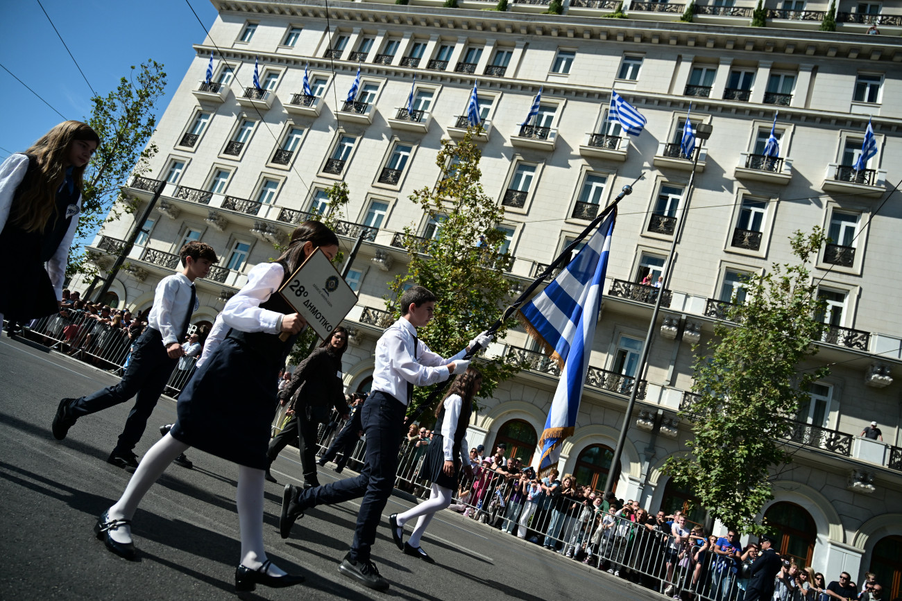 28η Οκτωβρίου: Σε εξέλιξη η μαθητική παρέλαση στην Αθήνα  Πλήθος κόσμου