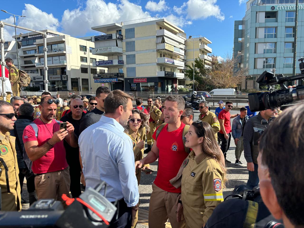 Στήριξη των εποχικών πυροσβεστών από τον Κασσελάκη