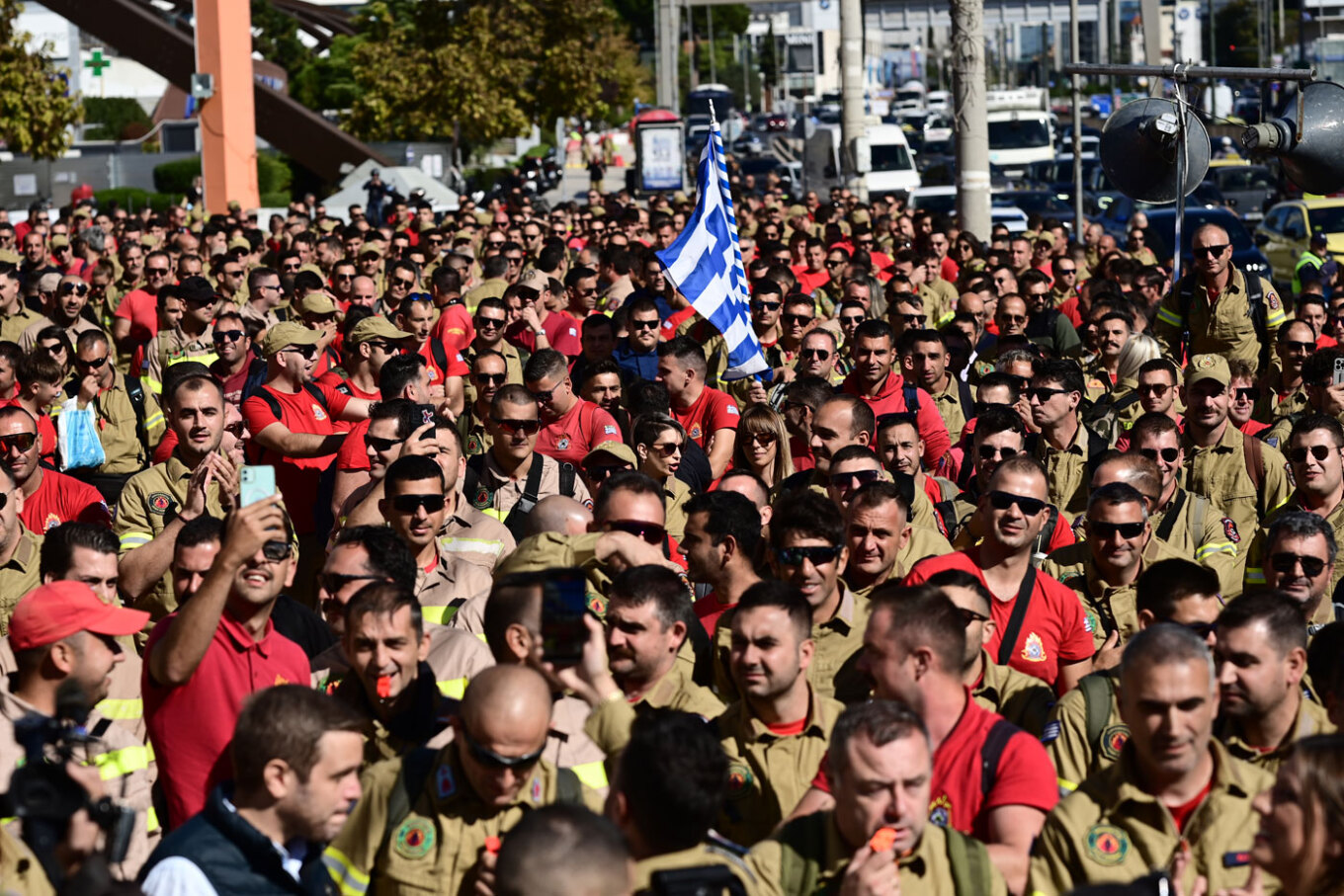 Απάντηση του υπουργείου Πολιτικής Προστασίας στους εποχικούς πυροσβέστες: Εξέλιξη της συγκέντρωσης διαμαρτυρίας