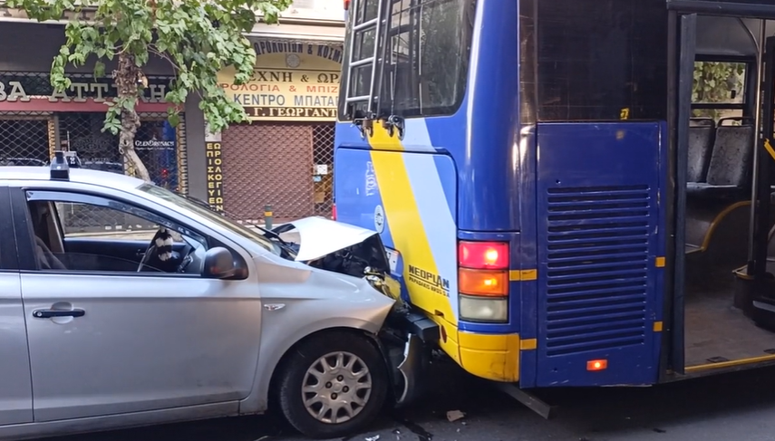 Καραμπόλα με τρόλεϊ και δυο αυτοκίνητα στην πλατεία Κολιάτσου (ΒΙΝΤΕΟ)