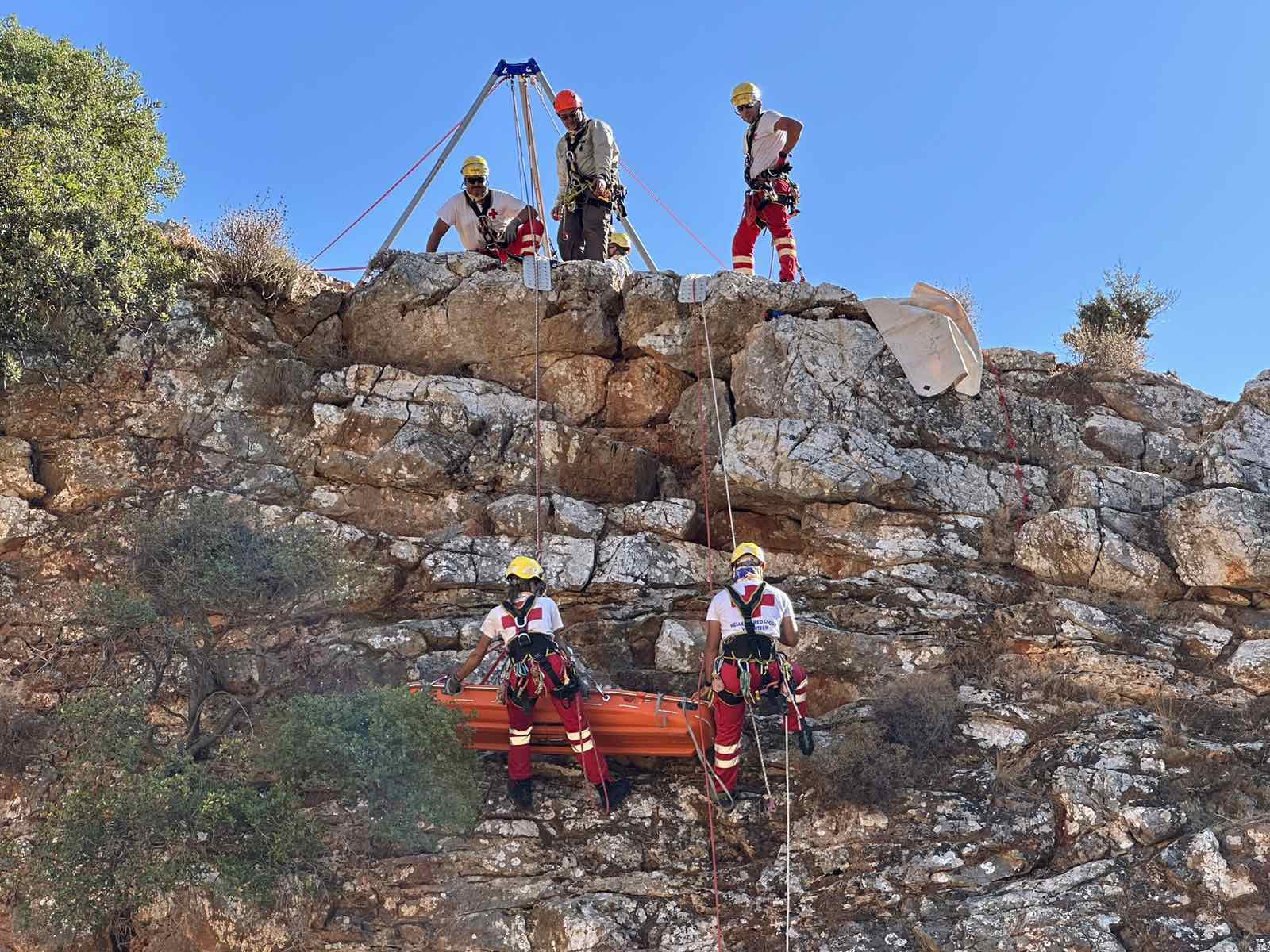 O Ελληνικός Ερυθρός Σταυρός διοργάνωσε εντυπωσιακή εκπαίδευση Εθελοντών Σαμαρειτών-Διασωστών στον χειρισμό σχοινιών και συστημάτων διάσωσης