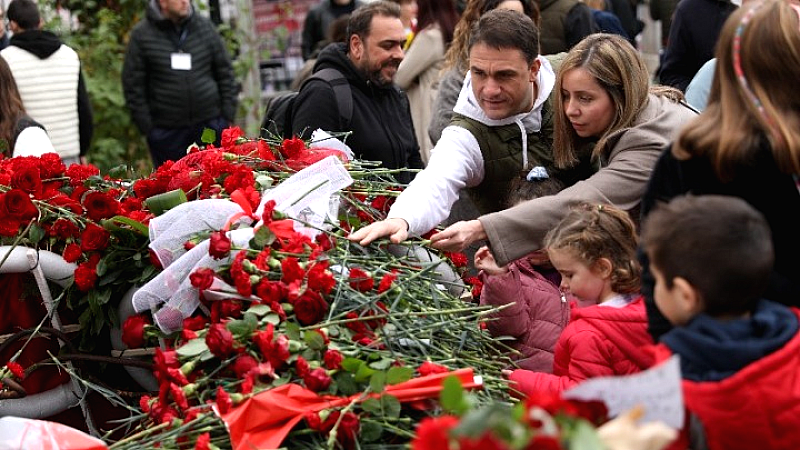 Πλήθος κόσμου τίμησε την 51η επέτειο της εξέγερσης του Πολυτεχνείου