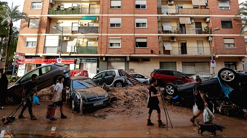 Ισπανία: Χιλιάδες εθελοντές συμμετέχουν στις επιχειρήσεις καθαρισμού μετά τις φονικές πλημμύρες