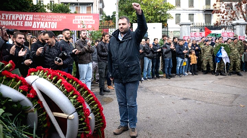 Κατάθεση στεφάνων από ΚΚΕ και ΚΝΕ στο Πολυτεχνείο: Εμπνεόμαστε από τα μηνύματα του ξεσηκωμού