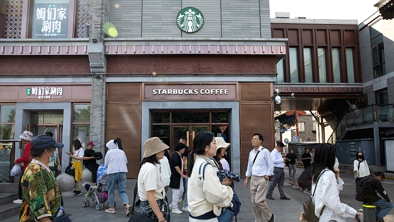 Η Starbucks επενδύει στην Κίνα: 290 νέα καταστήματα εν μέσω πτώσης πωλήσεων