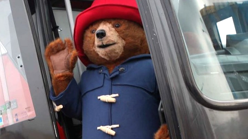 Ο Paddington προσκαλεί τρεις οικογένειες στο παραμυθένιο σπίτι του στο Λονδίνο