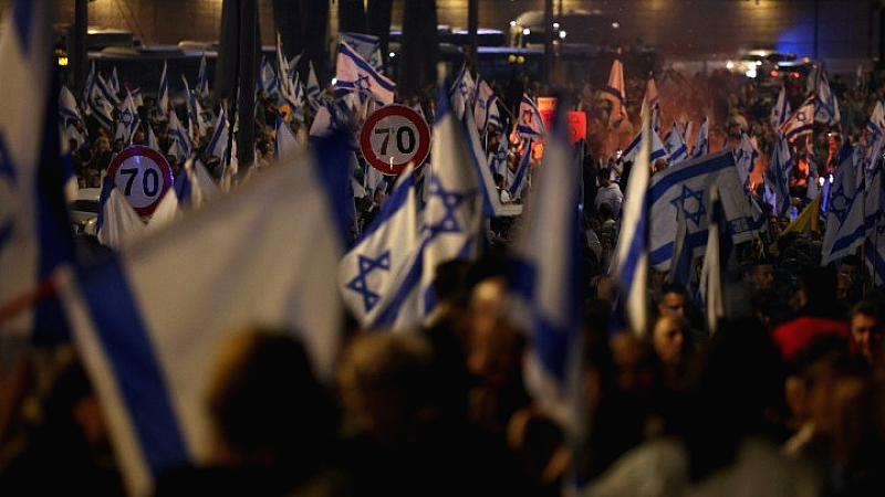 Πολυάριθμες διαδηλώσεις στο Τελ Αβίβ κατά της αποπομπής του Γιοάβ Γκάλαντ