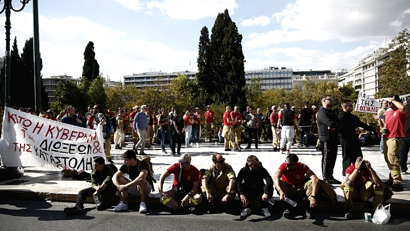 Διεκδίκηση μονιμότητας από εποχικούς και συμβασιούχους πυροσβέστες στο Σύνταγμα