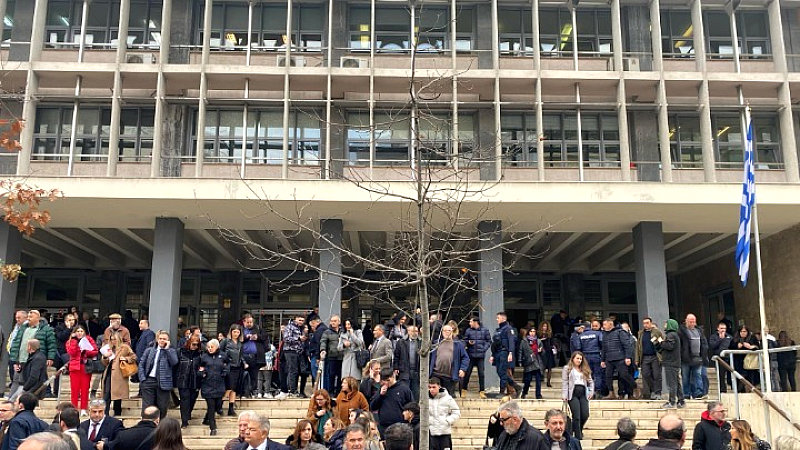 Εκκενώνεται το Δικαστικό Μέγαρο Θεσσαλονίκης λόγω τηλεφωνήματος για εκρηκτικό μηχανισμό