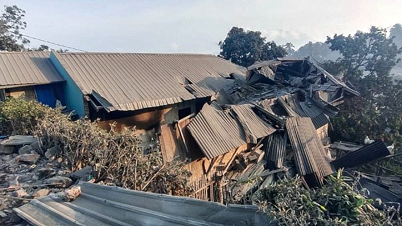 Σφοδρές εκρήξεις ηφαιστείου στην ανατολική Ινδονησία προκαλούν τουλάχιστον 6 θανάτους