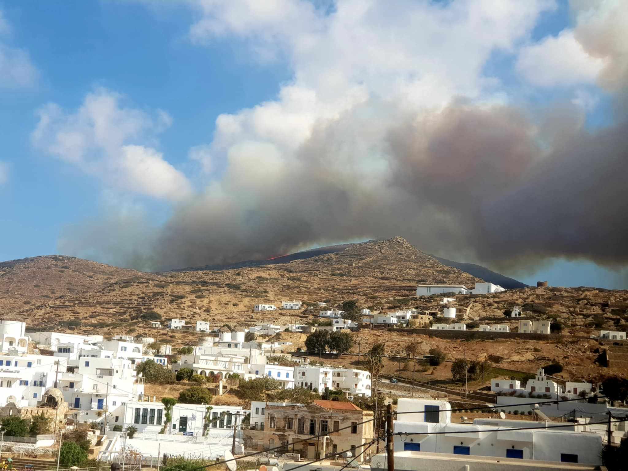 Φωτιά στη νήσο Ίο: Κινητοποίηση εναέριων και πυροσβεστικών δυνάμεων από την Αθήνα