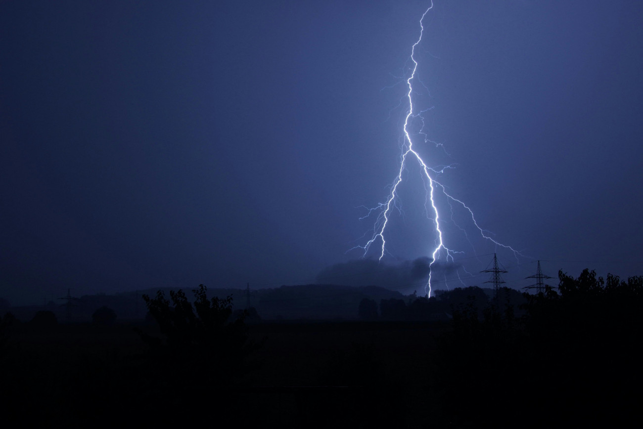 Κεραυνός χτυπά και αφαιρεί τη ζωή ποδοσφαιριστή στο Περού κατά τη διάρκεια αγώνα