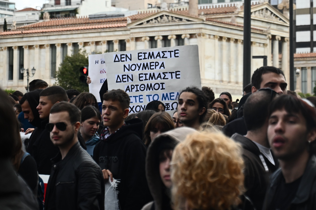 Μαθητές ολοκληρώνουν το συλλαλητήριο στην Αθήνα – Ανοιχτοί οι δρόμοι