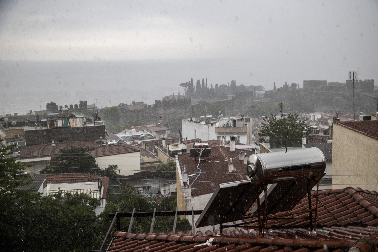 Καιρός: Τοπικές βροχές και καταιγίδες την Παρασκευή με ανέμους έως 7 μποφόρ