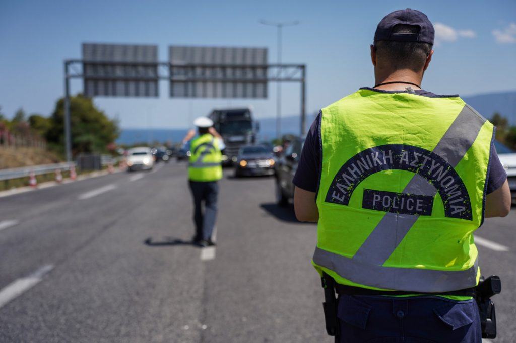 Νίκαια: Σύγκρουση λεωφορείου με αυτοκίνητο – Τραυματίας ο οδηγός