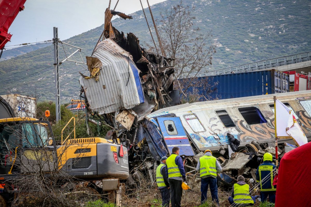 Έρευνα για τις παρατυπίες των αρχών στα Τέμπη ζητά γονέας θύματος – Νέα προθεσμία για τον σταθμάρχη