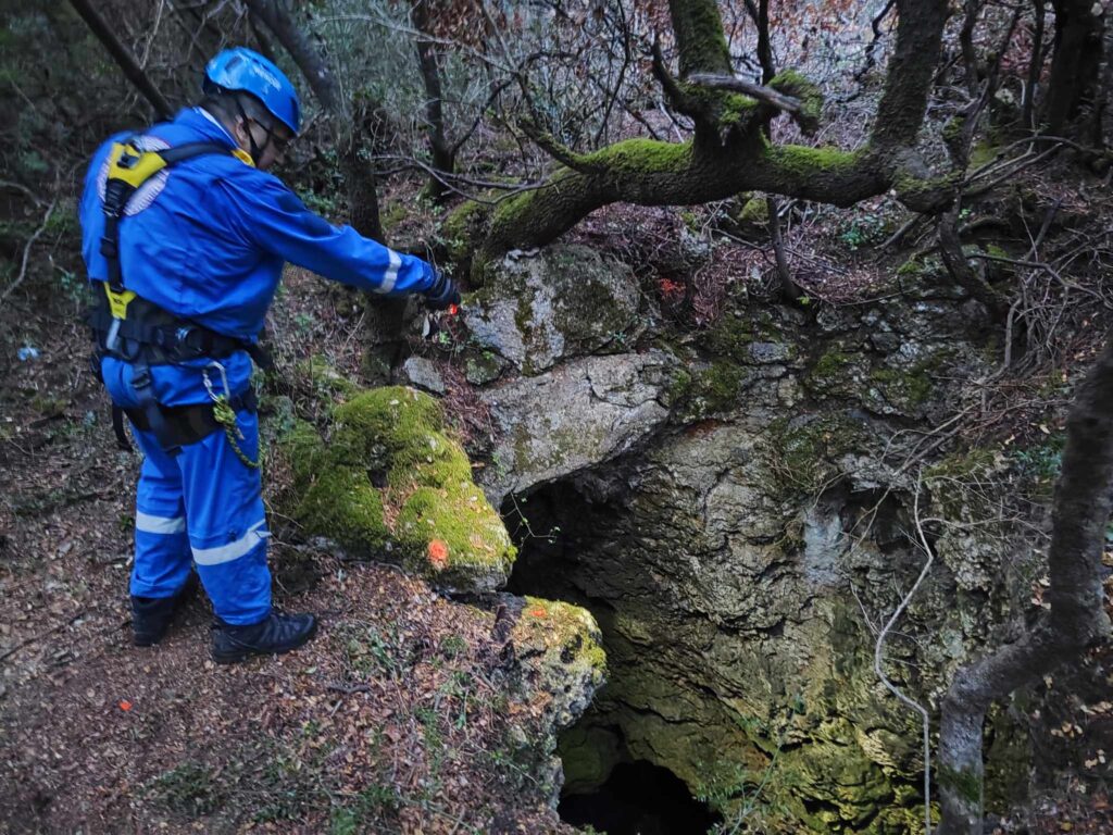 Πρέβεζα: Δραματικός απεγκλωβισμός 19χρονου από σπήλαιο βάθους 20 μέτρων