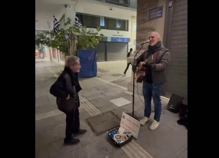 Μια συγκινητική χειρονομία: Ο Σταύρος Ξαρχάκος και ο πλανόδιος μουσικός που επικοινωνούν μέσω της τέχνης