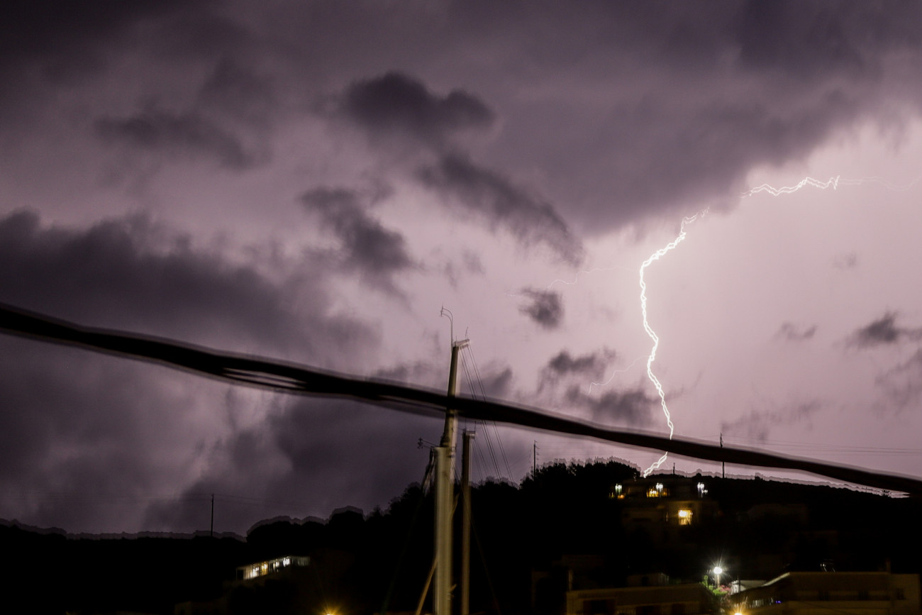 Ισχυρές καταιγίδες και σφοδροί κεραυνοί πλήττουν τη χώρα – Ποιες περιοχές θα επηρεαστούν