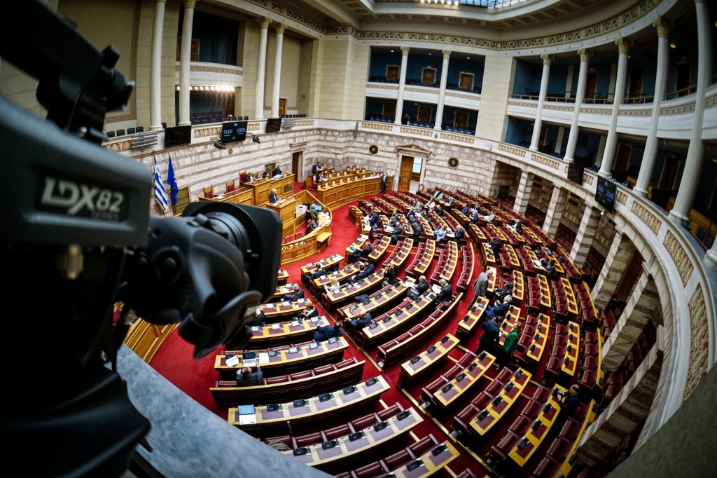 Έντονη κριτική από την αντιπολίτευση για το νομοσχέδιο που περιορίζει τις αρμοδιότητες της ΑΔΑΕ