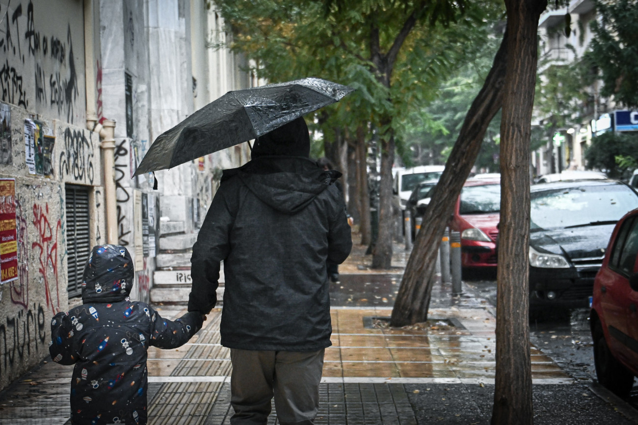 Πλημμύρα στο προαύλιο σχολείου στην Πάτρα λόγω κακοκαιρίας: Έγκλειστοι μαθητές σε κοντέινερ