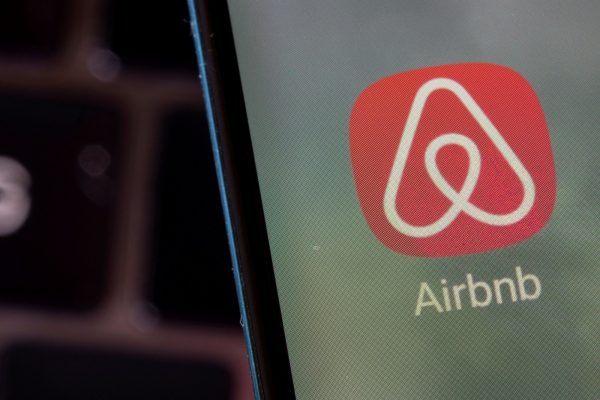 Ριζικές αλλαγές στο Airbnb: Απαγόρευση νέων αδειών σε συγκεκριμένες περιοχές