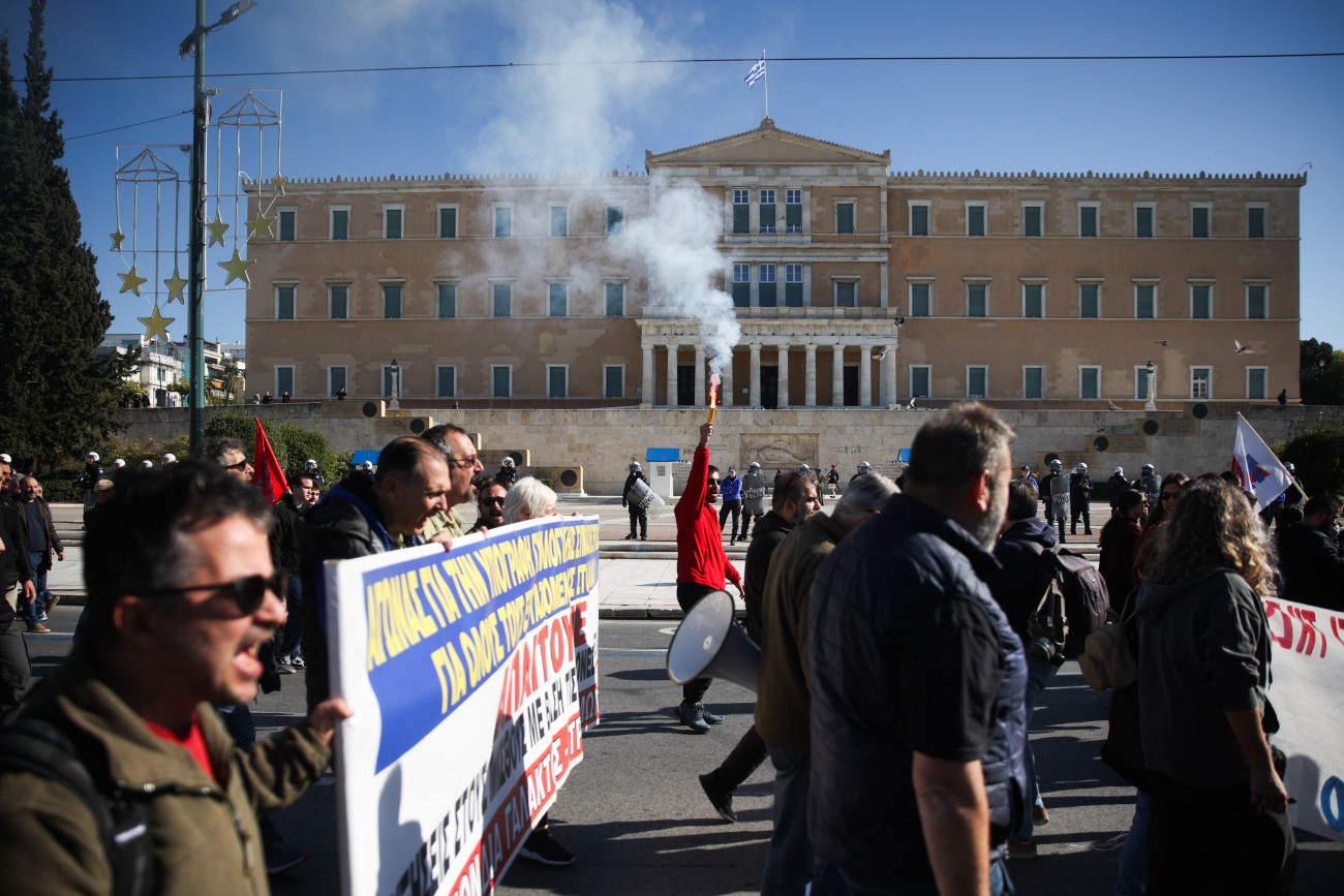 Σε δυσχερή θέση η φιλοεπιχειρηματική κυβέρνηση – Ο αντίκτυπος της ακρίβειας και οι αντιδράσεις για τον προϋπολογισμό