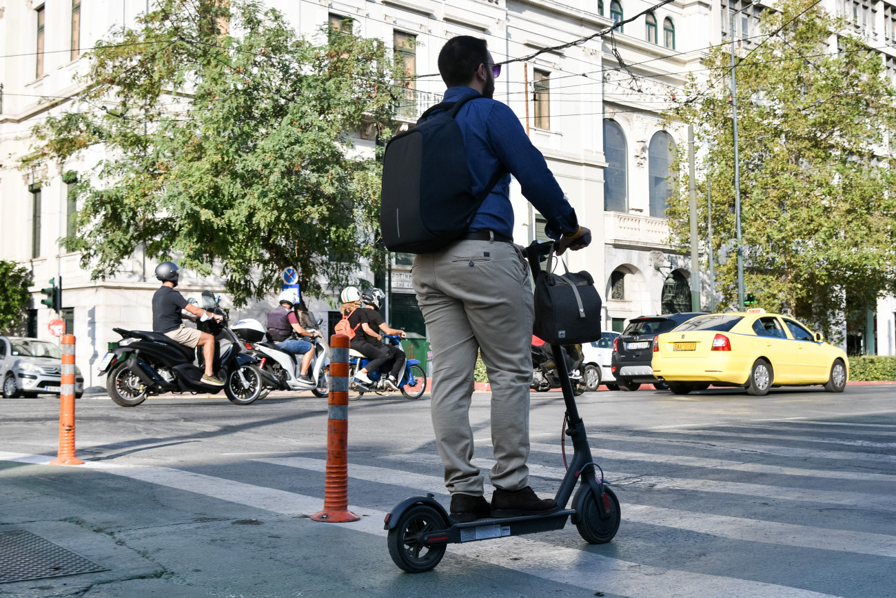 Ηλεκτρικά πατίνια: Αυστηρότεροι κανόνες στον ΚΟΚ και ποινές για παραβάτες