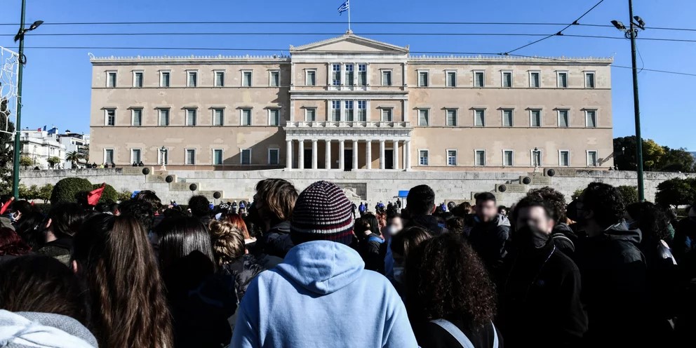 Η στιγμή για δράση: Το ΠΑΣΟΚ και ο ΣΥΡΙΖΑ αναζητούν τη νεότητα και την αξιοπιστία τους