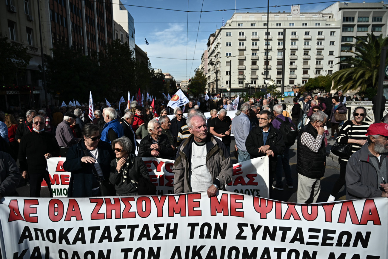 Συνταξιούχοι διαδηλώνουν στην Αθήνα για επαρκείς συντάξεις και αξιοπρεπή διαβίωση