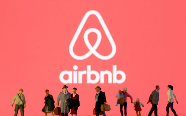 Η αύξηση των καταλυμάτων Airbnb στην Αττική: Διπλάσιες κλίνες από τα ξενοδοχεία