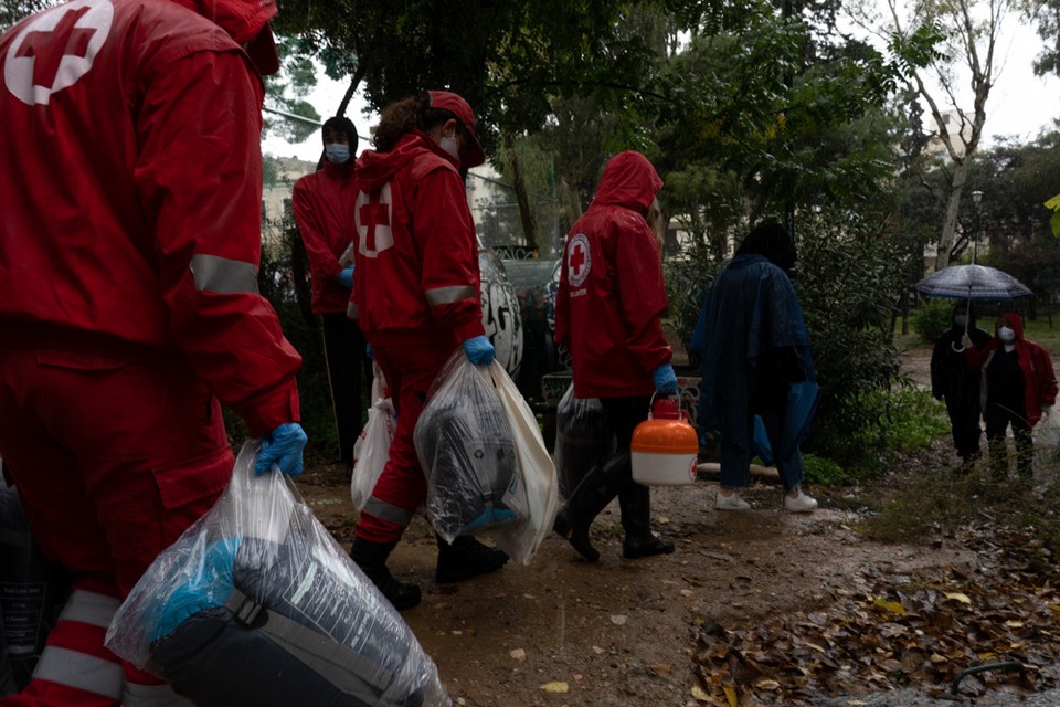 Ο Ελληνικός Ερυθρός Σταυρός πραγματοποιεί δράση ενεργητικής προσέγγισης αστέγων στο ιστορικό κέντρο της Αθήνας την Πέμπτη