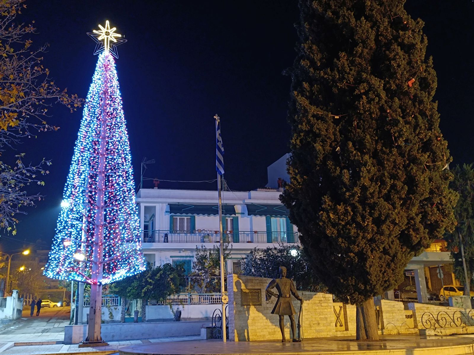 Το πνεύμα των Χριστουγέννων «αγκαλιάζει» και το Ελευθέριο -Κορδελιό – Άναψαν τα φώτα του χριστουγεννιάτικου δέντρου