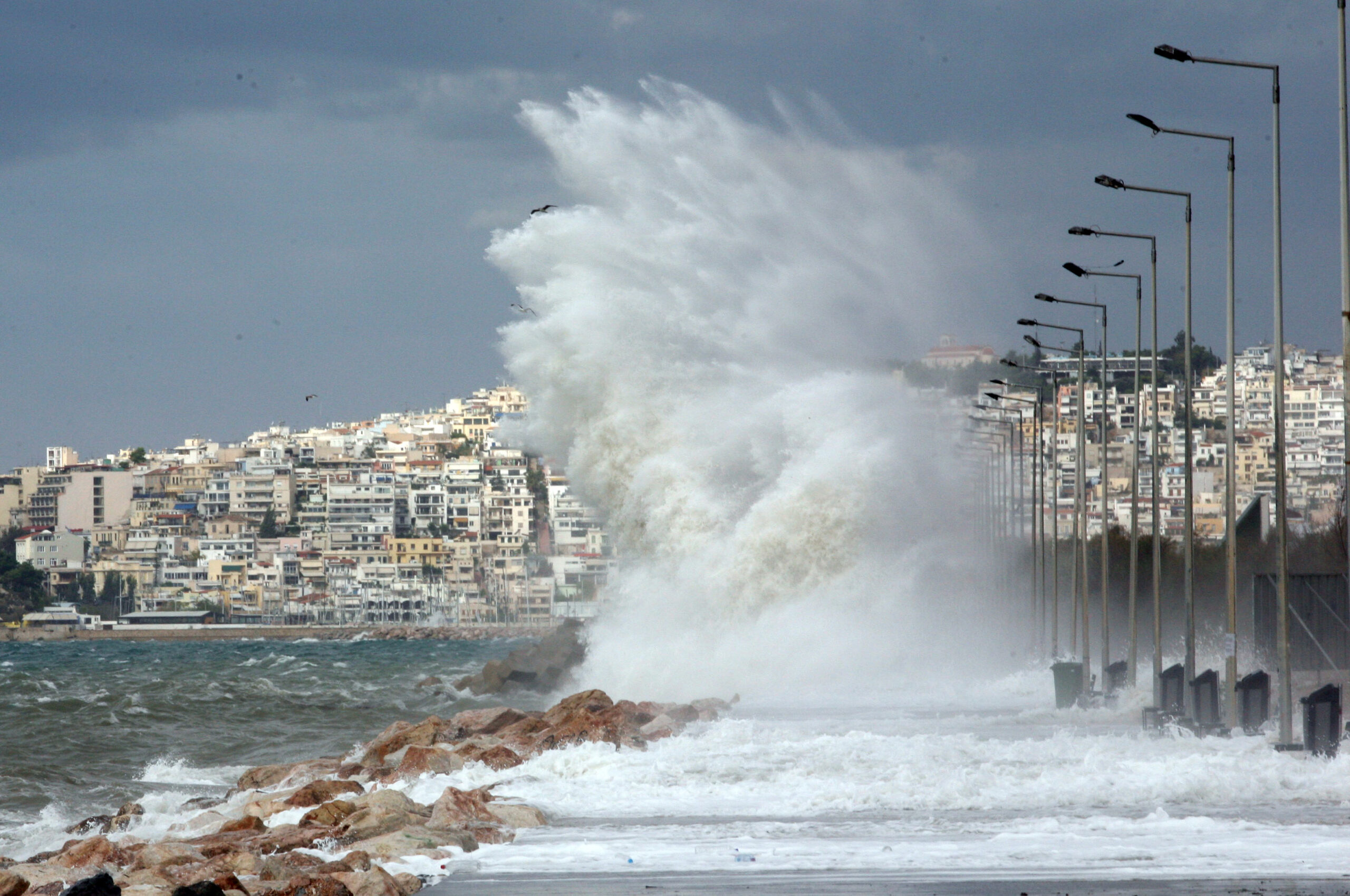 Καιρός: Απαγορευτικό από λιμάνια λόγω των θυελλωδών ανέμων – Προ των πυλών ο «ουκρανικός χιονιάς»