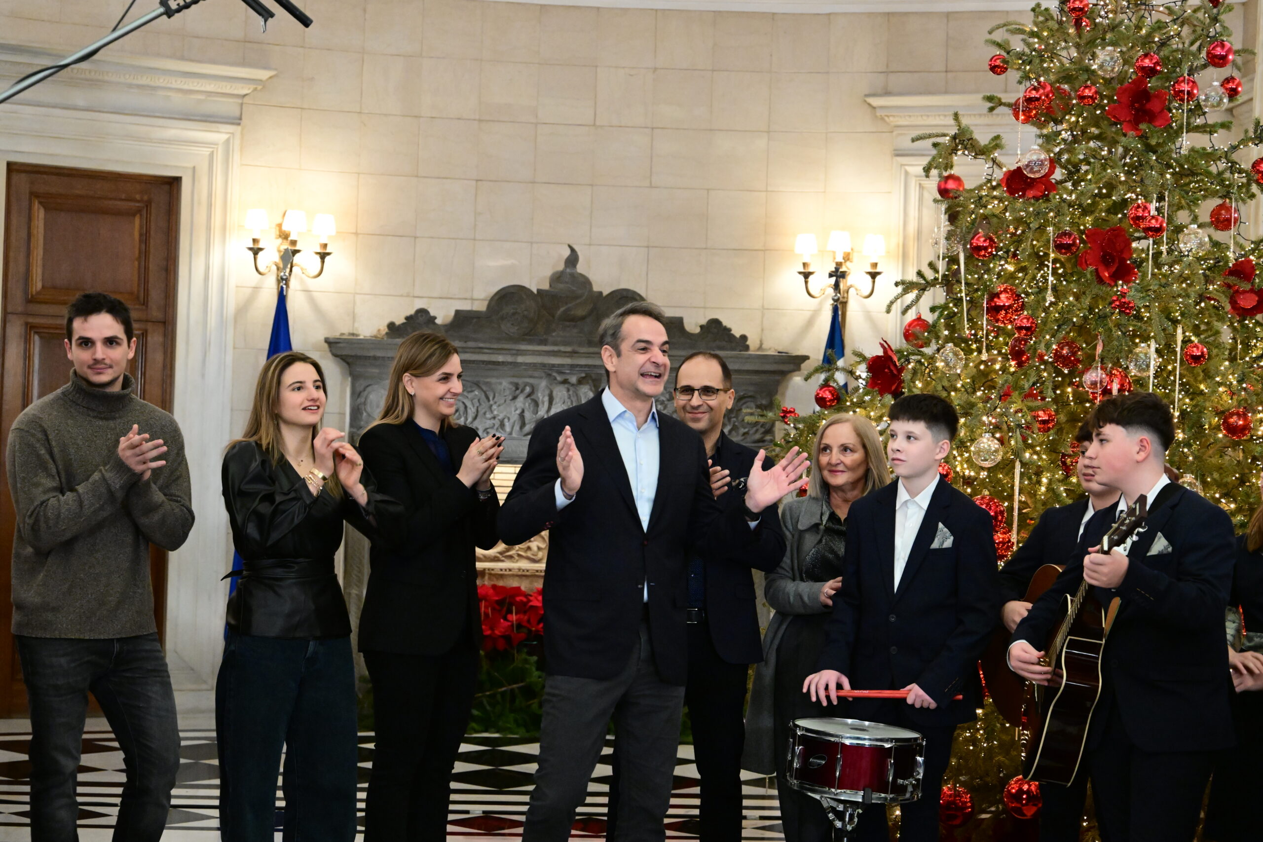 Τα χριστουγεννιάτικα κάλαντα στον Κυριάκο Μητσοτάκη (ΕΙΚΟΝΕΣ)