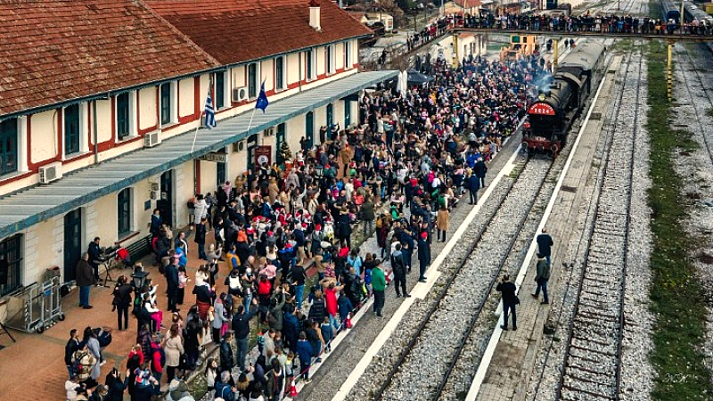 Δράμα: Ο Αϊ-Βασίλης με τρένο φέρνει χαρά και δώρα