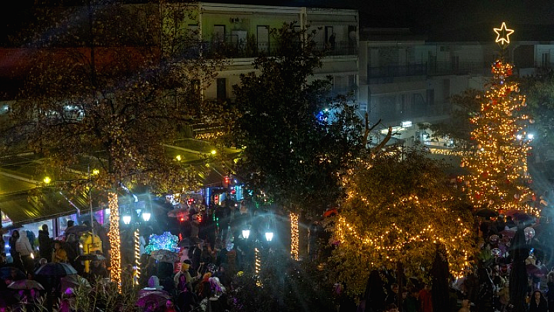 Καλαμπάκα: Φωταγώγηση του Χριστουγεννιάτικου Δέντρου στην καρδιά των εορτών