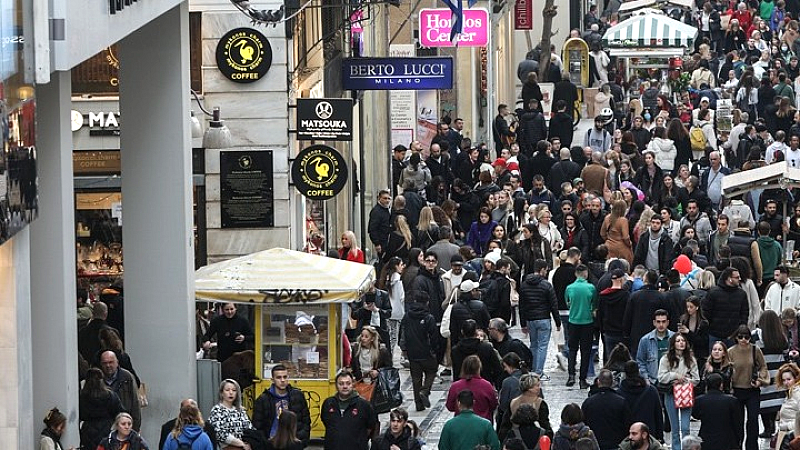 Κίνηση στην εορταστική αγορά: Το ωράριο σήμερα και οι καταναλωτικές τάσεις