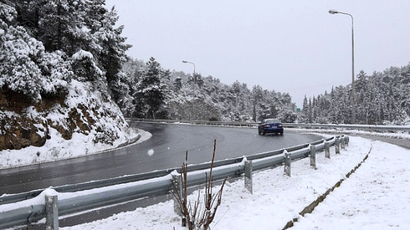 Πιερία: Επιχείρηση απεγκλωβισμού αυτοκινήτων από το καταφύγιο του Ολύμπου