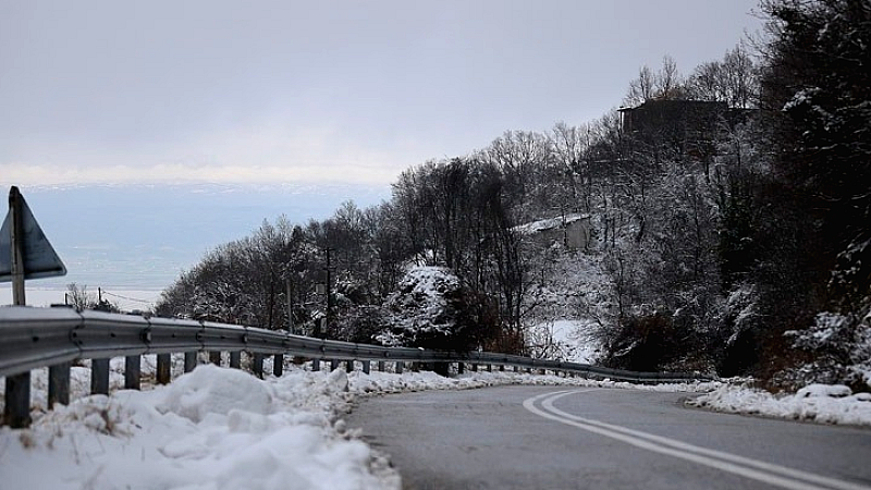 Δυσχέρειες στην κυκλοφορία οχημάτων λόγω χιονοπτώσεων στη Δυτική Μακεδονία