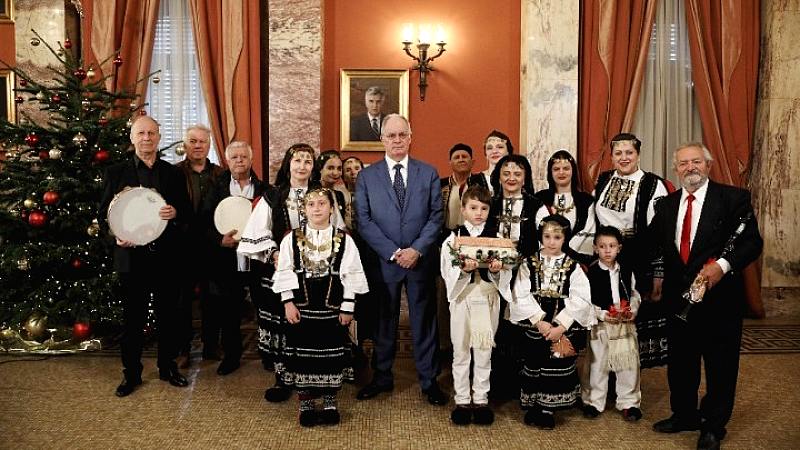 Εορταστική ατμόσφαιρα στη Βουλή: Κάλαντα και ελπίδα για το νέο έτος