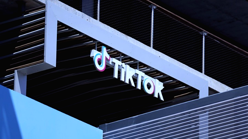 TikTok: Πάνω από ένα δισεκατομμύριο χρήστες και οι αντιπαραθέσεις που συσσωρεύονται