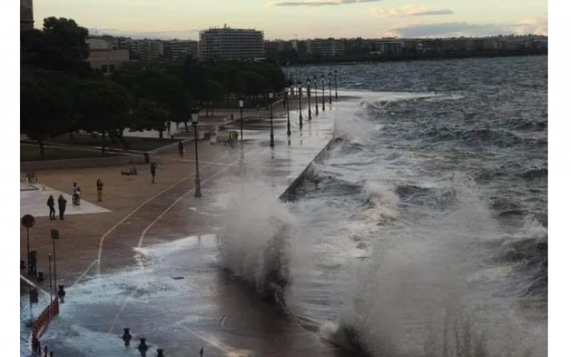 Θεσσαλονίκη – Σπάνιες εικόνες: Αεροπλάνο προσεγγίζει το αεροδρόμιο στα «πλάγια» λόγω των ισχυρών ανέμων (βίντεο)