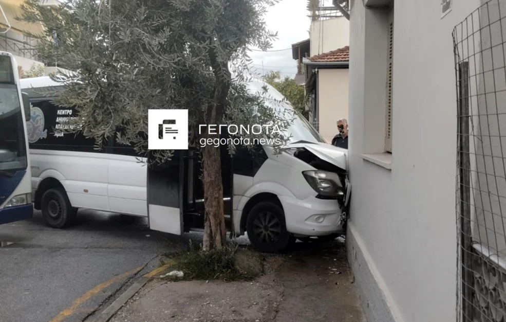 Οδηγός παραβίασε STOP και εμβόλισε βανάκι μεταφοράς Ατόμων με Ειδικές Ανάγκες (ΕΙΚΟΝΕΣ)