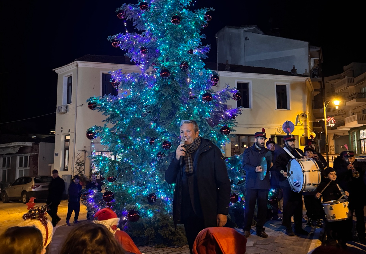 Φωταγωγήθηκε το χριστουγεννιάτικο δέντρο στον Πολύγυρο!