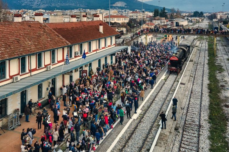 Δράμα: Ο Αϊ-Βασίλης καταφθάνει με τρένο, φορτωμένος δώρα