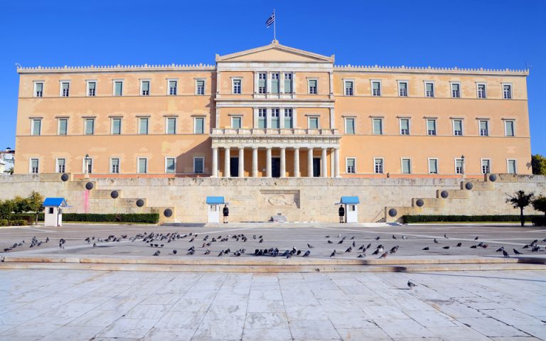 Απογοήτευση και αδιαφορία των Ελλήνων για την πολιτική: Τα ευρήματα της πανευρωπαϊκής έρευνας