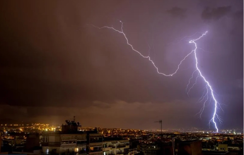 Καταιγίδα στην Αθήνα: Κεραυνοί και έντονη βροχόπτωση πλήττουν την πόλη